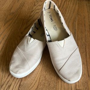Toms slip on